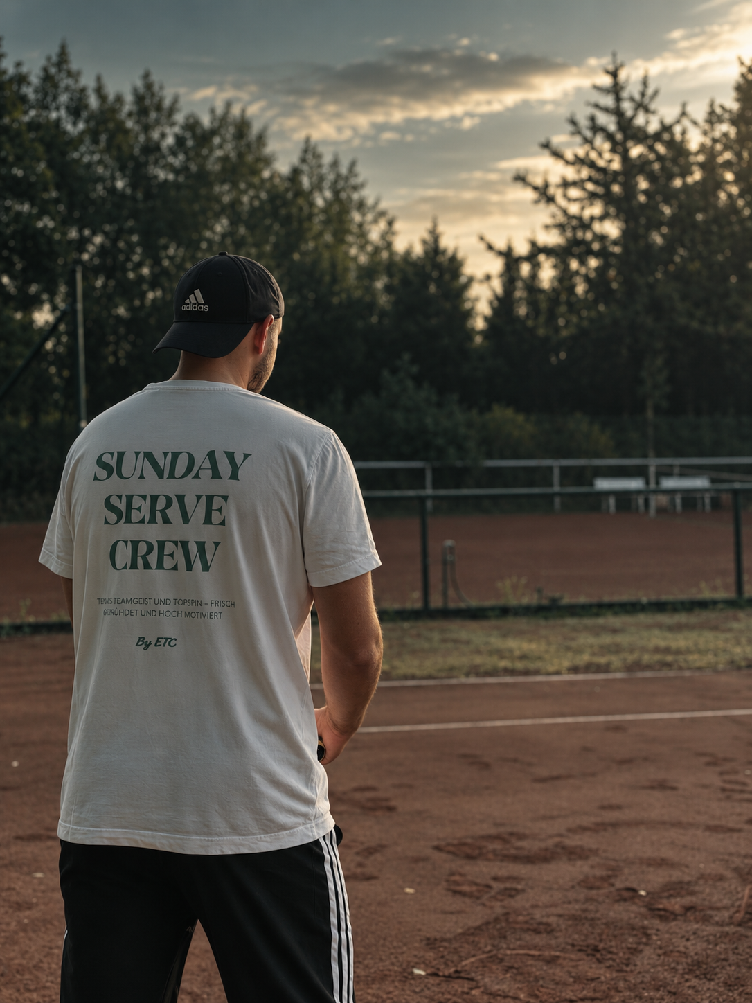 ETC Mitglied im Club-Shirt auf dem Tennisplatz